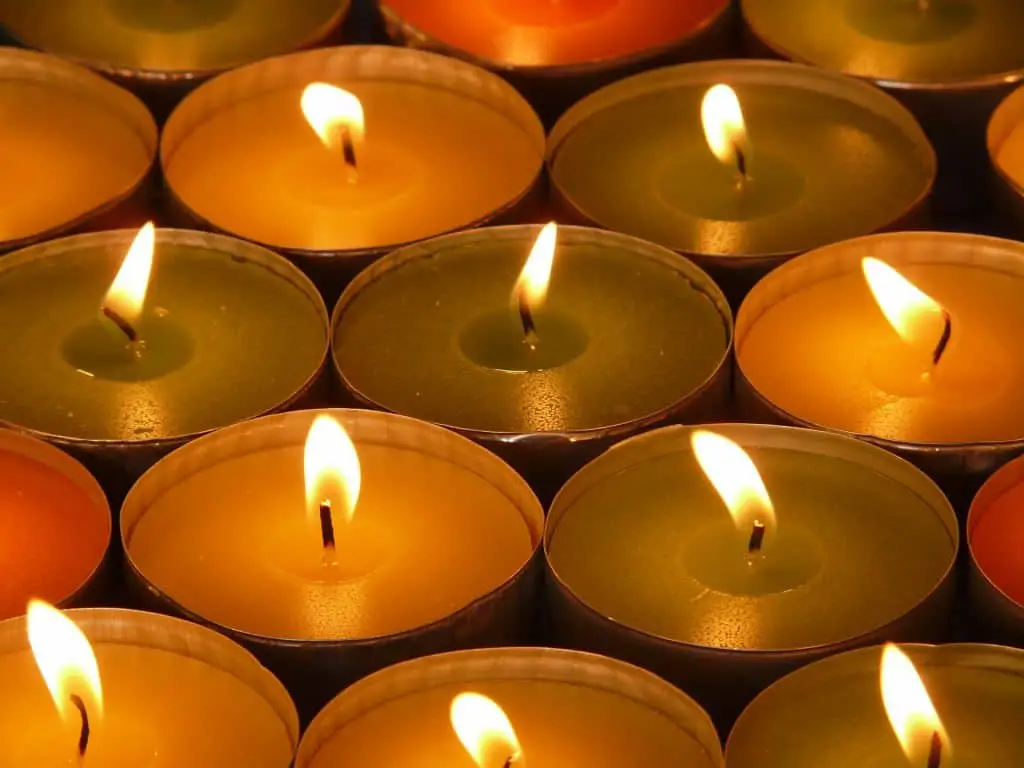 how many candles to heat a room